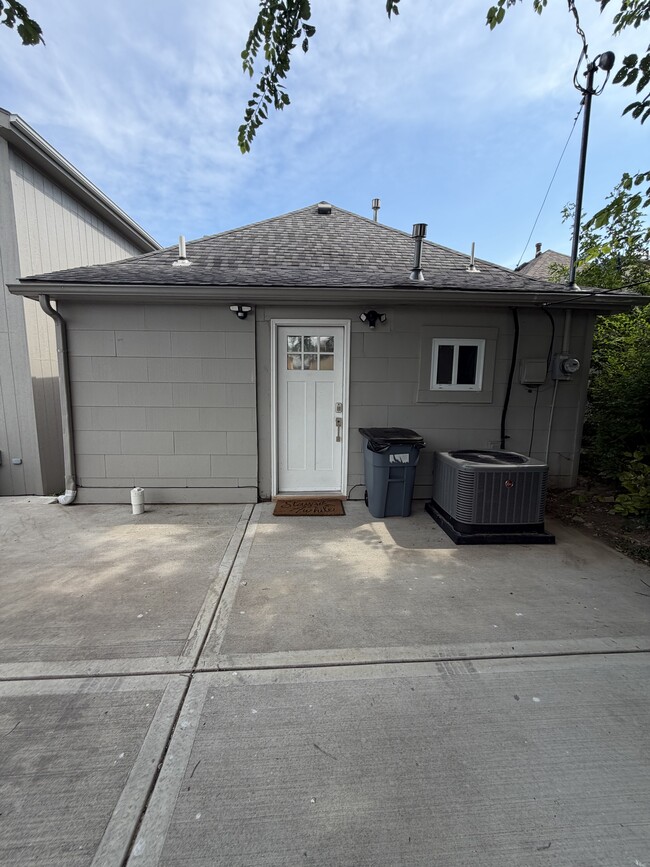 Photo - 1120 Splitlog Ave