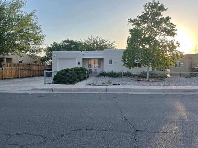 Building Photo - UPTOWN 2/bd 1/ba 1/cg 950/sf