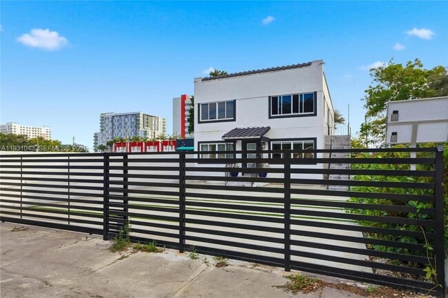 Photo - 1590 NW 38th St Unit 1