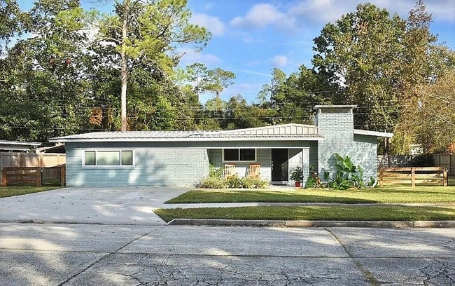 Photo - Modern Comfort Meets Classic Charm – Spaci...