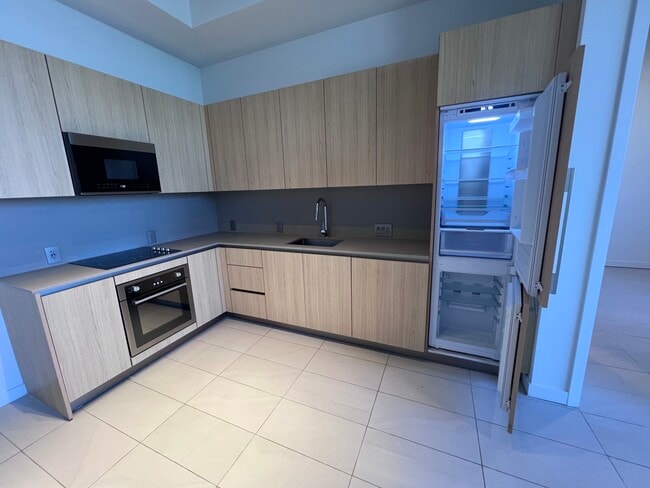 Building Photo - 145 NW 31st St Unit B2 Rental