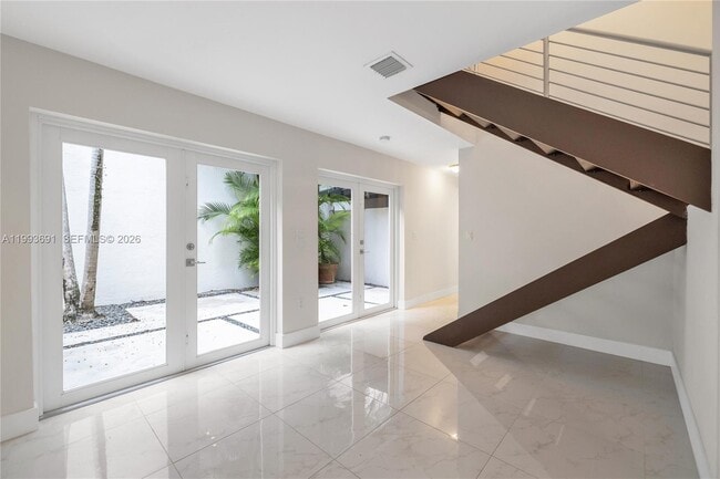 Photo - 3056 Shipping Ave