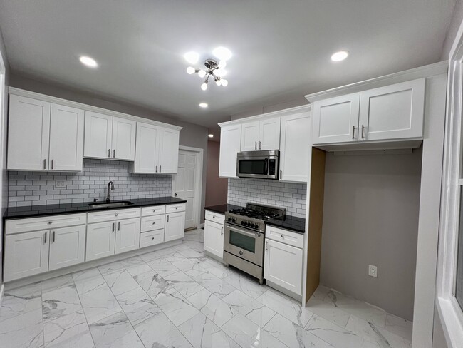 Modern Eat-in Kitchen - 83 W 11th St Unit 1