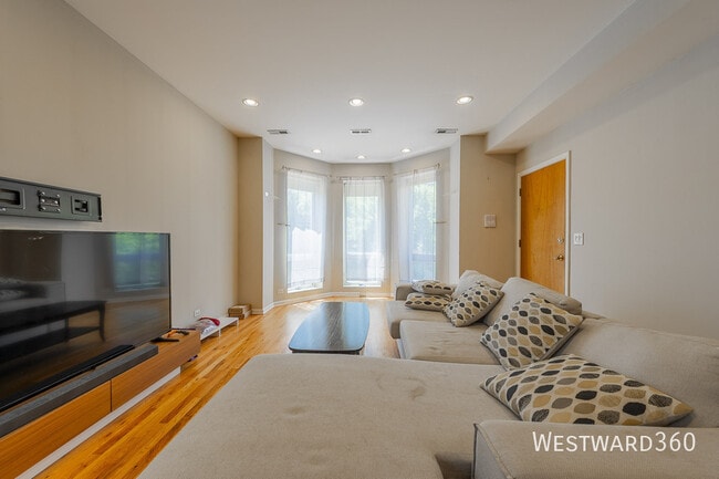Photo - 1114 W Hubbard St Unit 2F
