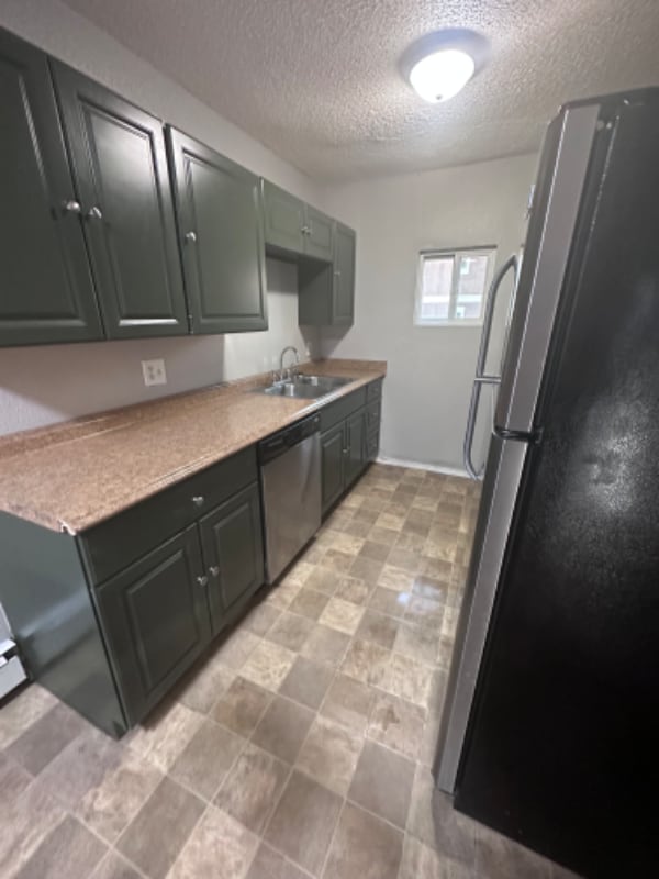 Building Photo - 635 10th Ave