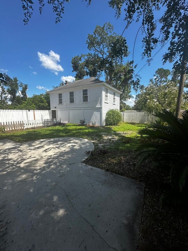 Building Photo - 1 Bedroom 1 Bath Apartment in the Heart of...