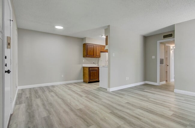 Sala de estar-cocina - Broadway Square Apartments