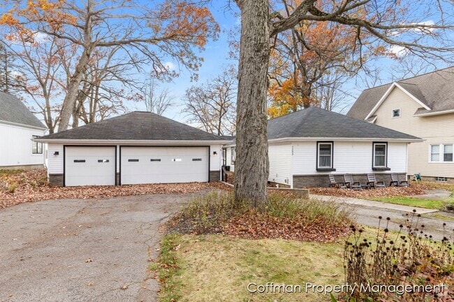 Building Photo - 3 bed, 2.5 bath Located on Bostwick Lake Rental