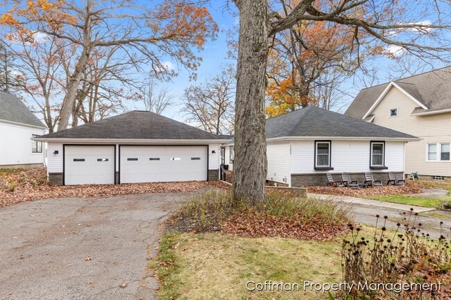 3 bed, 2.5 bath Located on Bostwick Lake - 3 bed, 2.5 bath Located on Bostwick Lake House