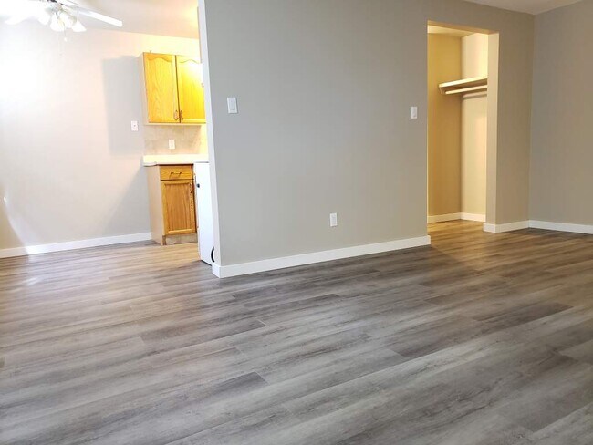 Photo - Flores Manor