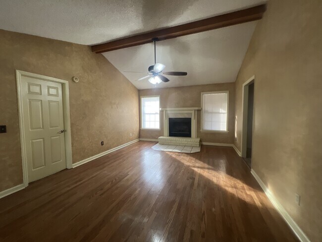 808 Barony Ln