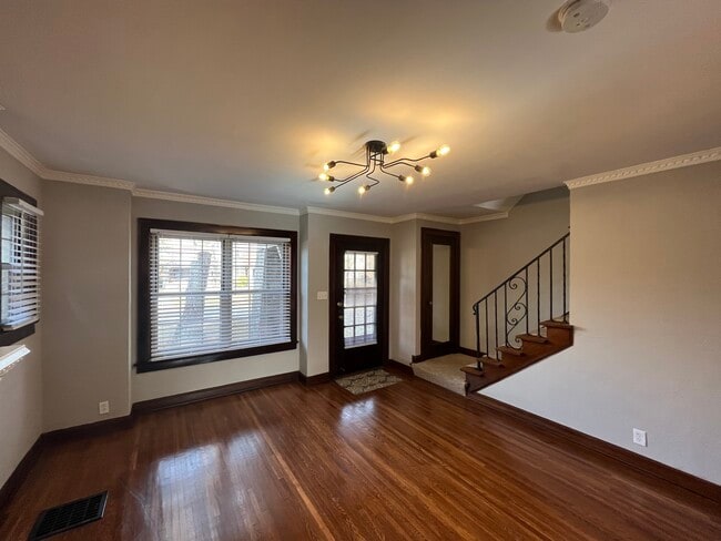 Photo - 1687 King Ave