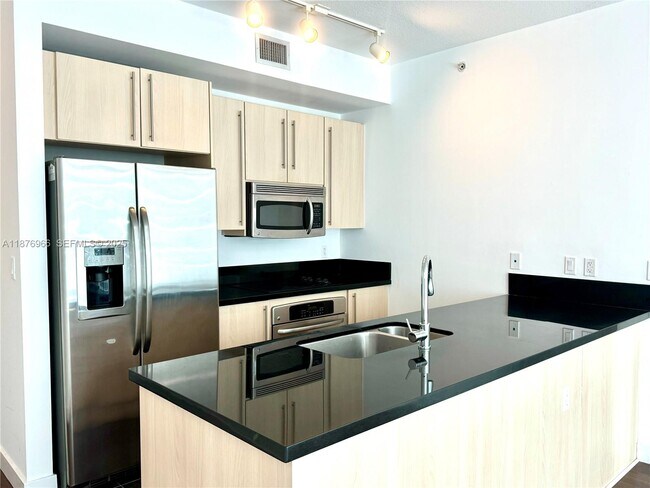 Building Photo - 1111 SW 1st Ave Unit 3115