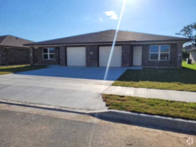 Building Photo - 1810 Castroville Trl Unit #A Rental
