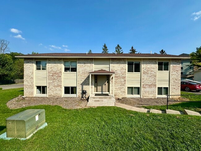 Building Photo - 10525 45th Ave N Unit 1