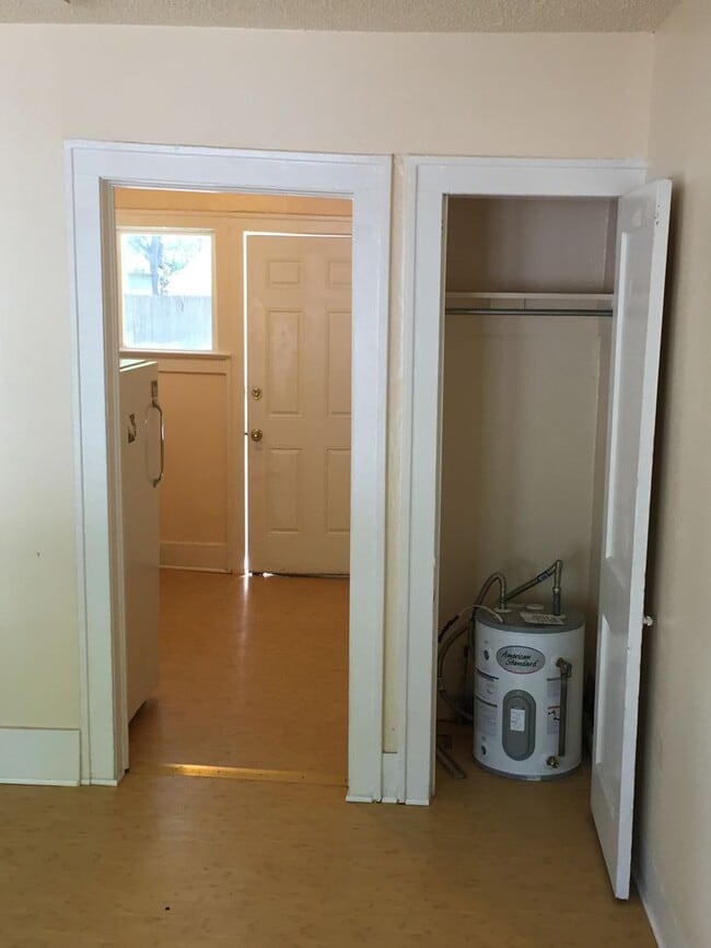 Building Photo - Center Street