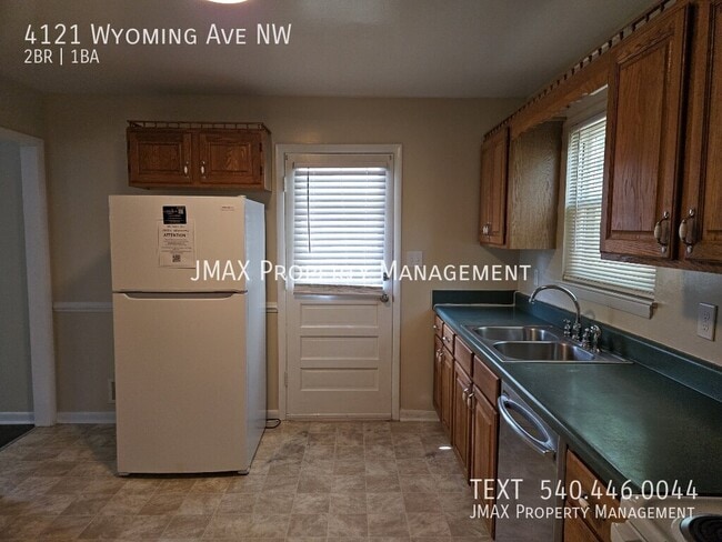 4121 Wyoming Ave NW