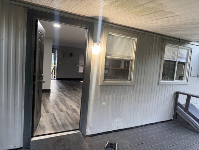Photo - Newly renovated 4/2 Mobile home on large lot in Orlando**