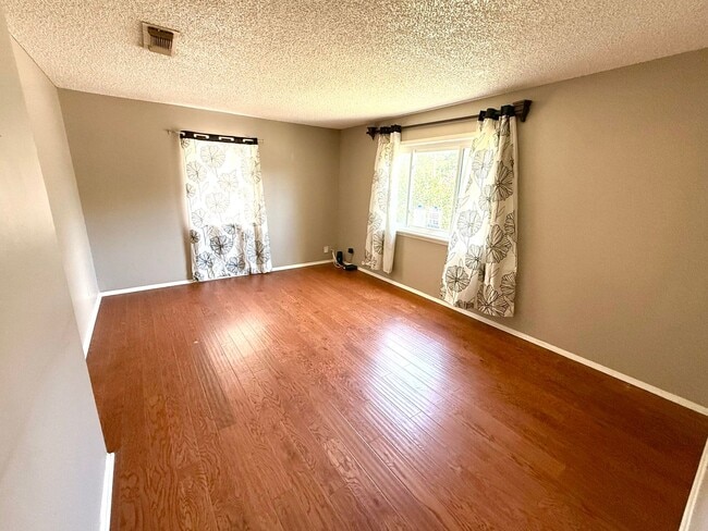 Photo - 1820 W Southcross Blvd