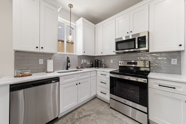 Photo - 406 Highland Oaks Ln