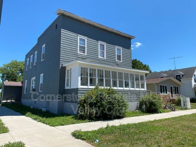 Photo - 205 3rd Ave SE