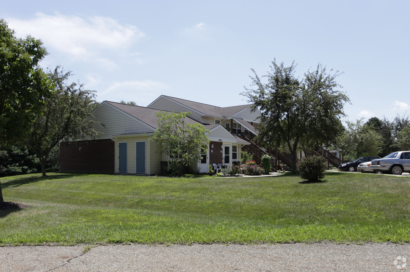 Lamplighter Apartments - Lamplighter Apartments