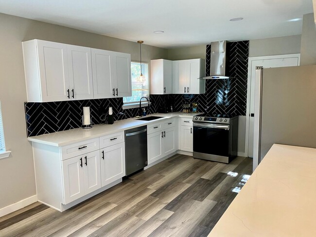 Photo - 6023 Claridge Dr