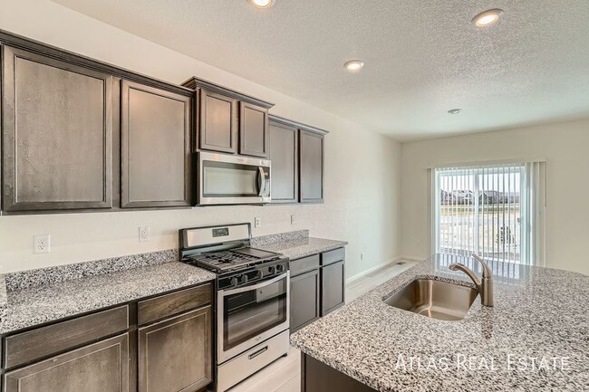 Photo - 885 Emerald Lakes St