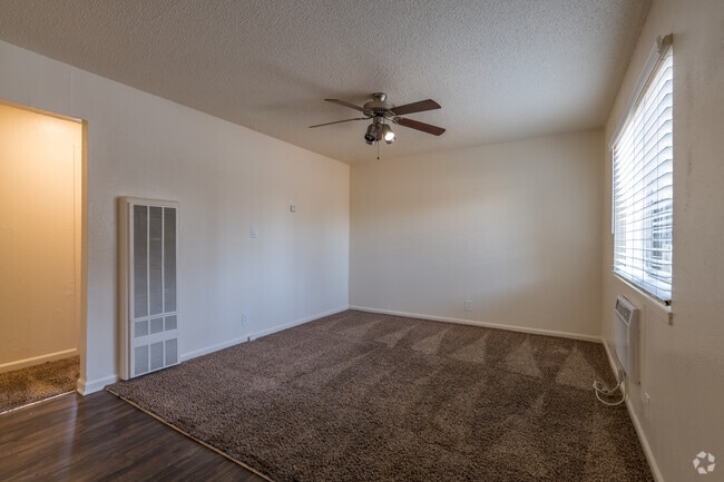 2BR, 1BA - 675SF (Carpet) - Living Room