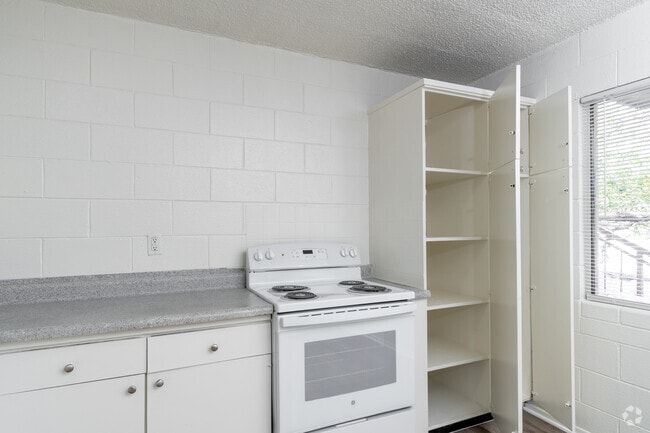 2BR, 1BA - 930SF - Kitchen