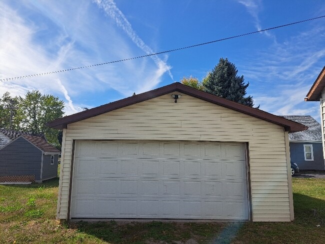 Photo - 718 Center St