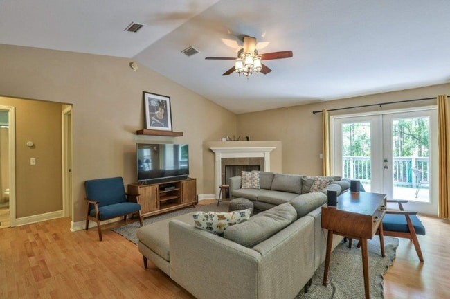 Photo - 3513 Larkspur Ln