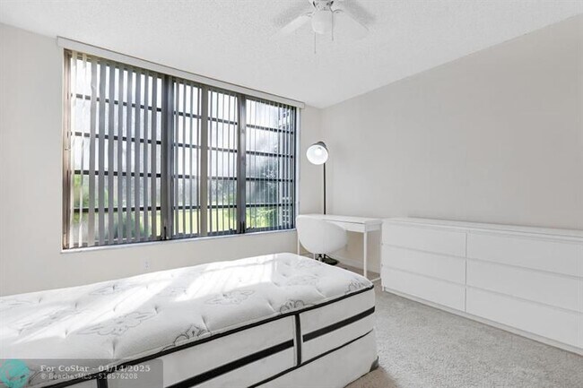 Photo - 3850 Oaks Clubhouse Dr Unit 208