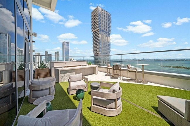 Photo - 2150 N Bayshore Dr Unidad 305 Rental
