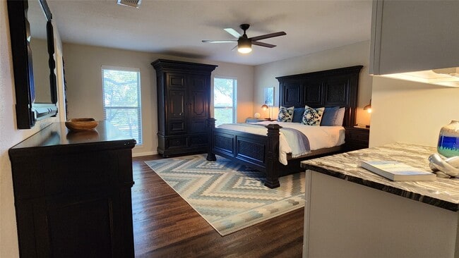 Photo - 2055 Island View