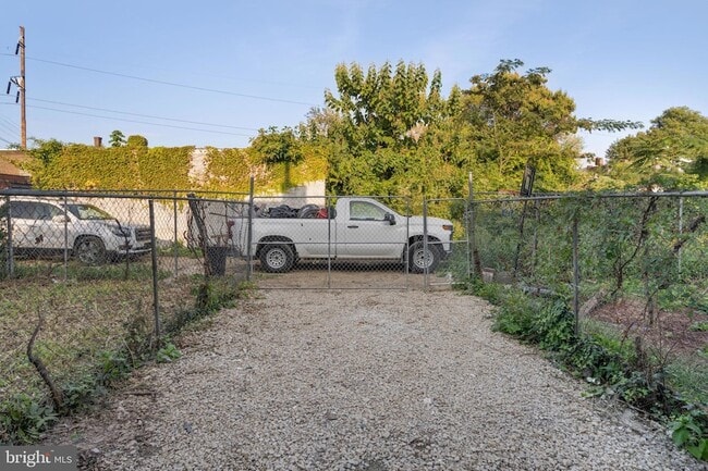 Photo - 3943 Dell St