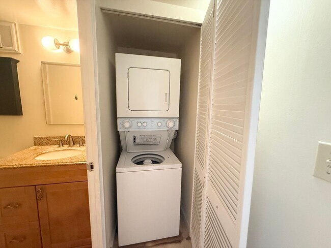 Photo - AVAILALE NOW- SPACIOUS 1 BED/ 1 BA CONDO IN HARBOUR RIDGE!