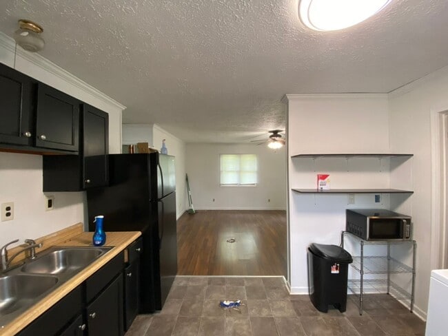 Photo - 2 bed - 1 bath - 1 Car Garage Duplex w/ Utilities