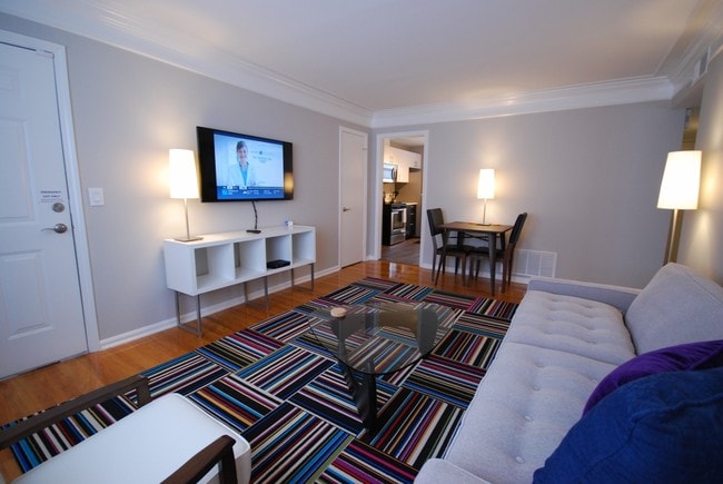 Brookwood Courtyard Condos - Elegante sala de estar con televisor LED con pantalla de 50 pulgadas - Furnished 2BR/1BA Apts. (NTLY/WKLY/MTHLY)