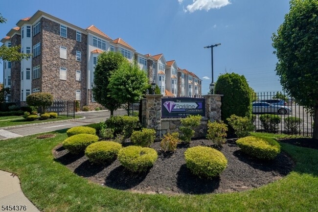 Building Photo - 104 E Elizabeth Ave Unit 403