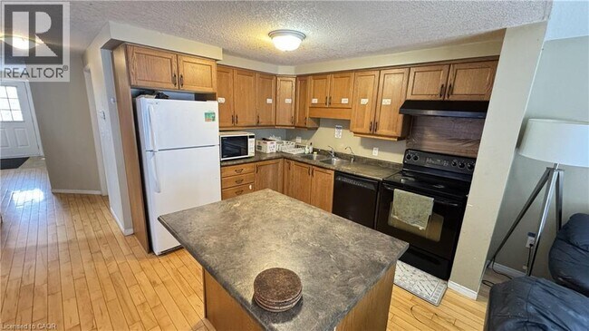 Photo - 559 VIOLET St