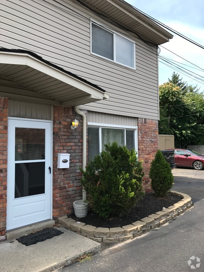 Building Photo - 266 W 14 Mile Rd Unit 2 Rental