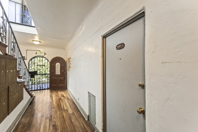 Building Photo - 5391 Huntington Dr N Rental