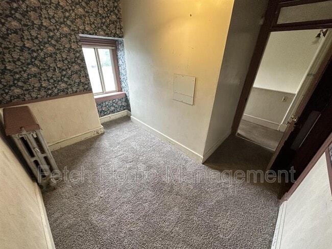 Photo - 911 E King St