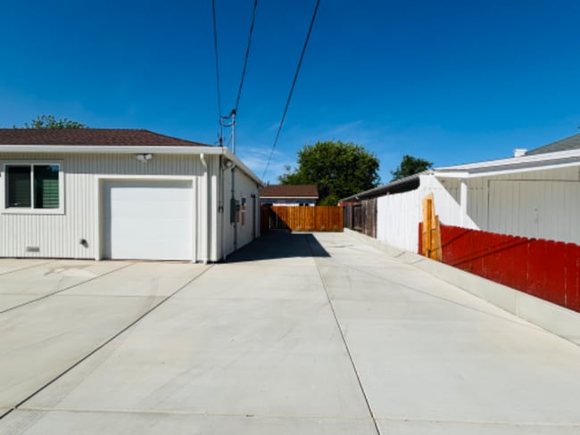 Building Photo - 5037 Kenmore Dr Rental