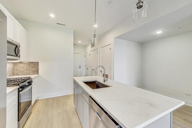 Photo - 3355 N Southport Ave Unit 2F