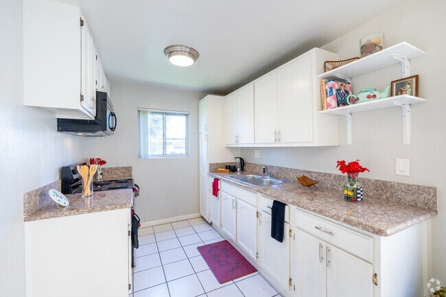 1BR, 1BA - 750SF - Kitchen