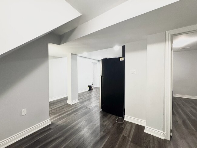 Photo - 1 BED - 1 BATH - MISSISSAUGA - BASEMENT Unit 2
