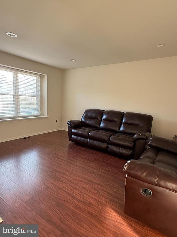 5 Westbury Dr