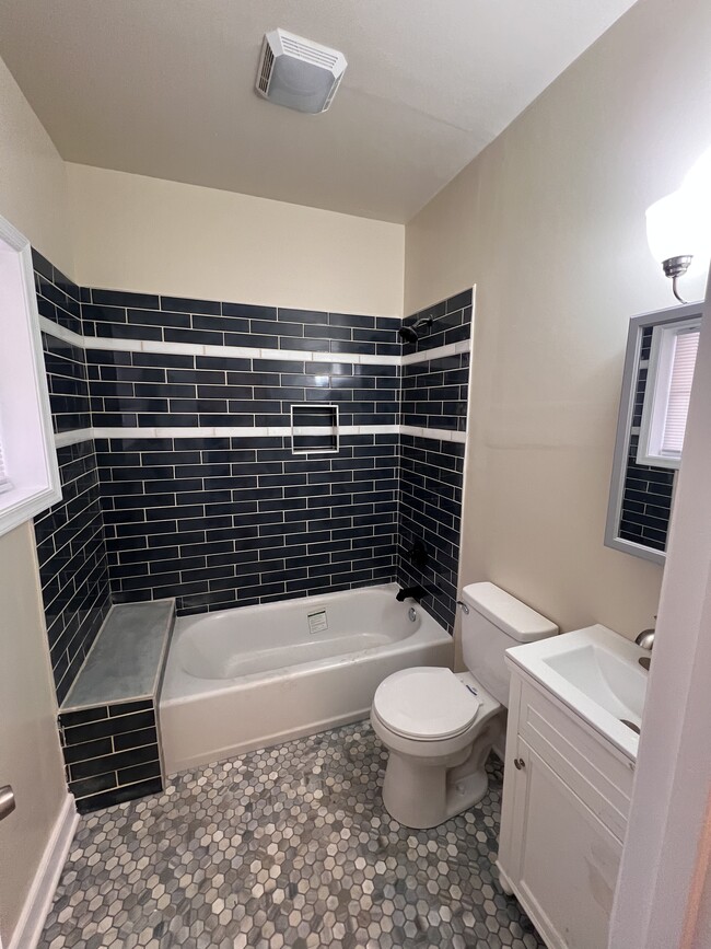 1005 W High St